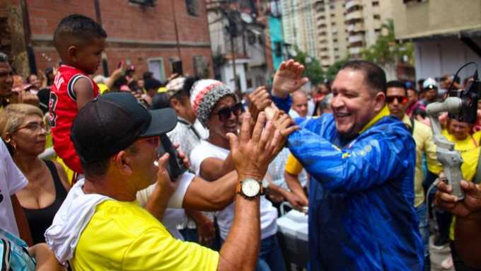 José Brito desde El Valle: Gloria al bravo pueblo. Hoy Caracas venció el miedo al cambio